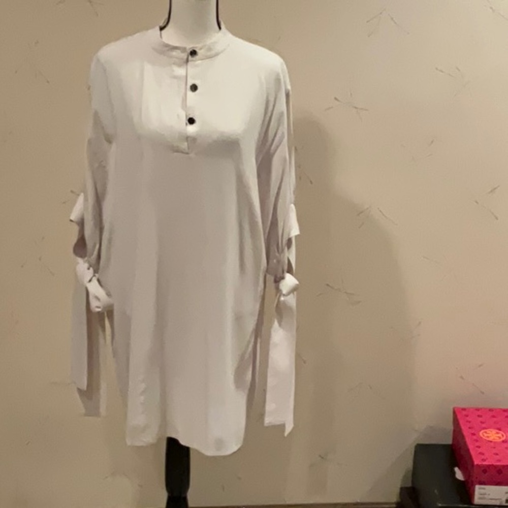 Very pretty short dress by Club Monaco.  Off white color